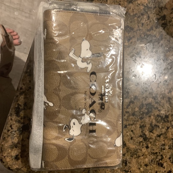 Coach x peanuts  ( snoopy) zip around wallet limited edition new / tags sold out - Picture 9 of 11